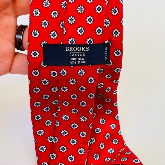 BROOKS BROTHERS Basics 100% Silk Necktie Designer Red w Blue Medallions Print - Picture 2 of 5